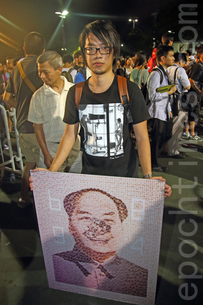 香港支聯會6月4日晚在維多利亞公園舉行六四燭光集會,大會宣布超過18萬人參加,是歷年來最多,支聯會呼籲民眾一起攜手平反六四,結束中共一黨專政,有市民創作諷刺毛澤東的畫像參加集會。(潘在殊/大紀元) 香港支聯會6月4日晚在維多利亞公園舉行六四燭光集會,大會宣布超過18萬人參加,是歷年來最多,支聯會呼籲民眾一起攜手平反六四,結束中共一黨專政,有市民創作諷刺毛澤東的畫像參加集會。(潘在殊/大紀元)