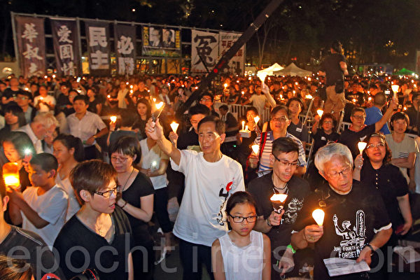 香港支聯會6月4日晚在維多利亞公園舉行六四燭光集會,大會宣布超過18萬人參加,是歷年來最多,支聯會呼籲民眾一起攜手平反六四,結束中共一黨專政。(潘在殊/大紀元) 香港支聯會6月4日晚在維多利亞公園舉行六四燭光集會,大會宣布超過18萬人參加,是歷年來最多,支聯會呼籲民眾一起攜手平反六四,結束中共一黨專政。(潘在殊/大紀元)