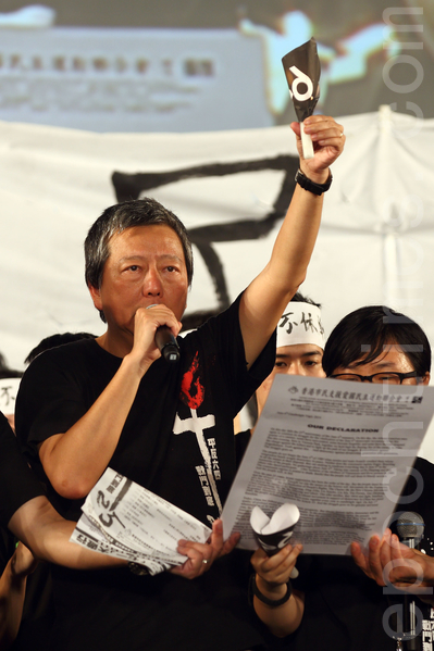 香港支聯會6月4日晚在維多利亞公園舉行六四燭光集會,大會宣布超過18萬人參加,是歷年來最多,支聯會呼籲民眾一起攜手平反六四,結束中共一黨專政,圖為支聯會主席李卓人。(潘在殊/大紀元) 香港支聯會6月4日晚在維多利亞公園舉行六四燭光集會,大會宣布超過18萬人參加,是歷年來最多,支聯會呼籲民眾一起攜手平反六四,結束中共一黨專政,圖為支聯會主席李卓人。(潘在殊/大紀元)