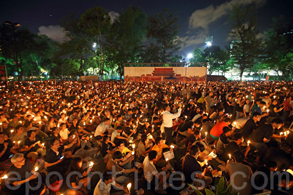 香港支聯會6月4日晚在維多利亞公園舉行六四燭光集會,大會宣布超過18萬人參加,是歷年來最多,支聯會呼籲民眾一起攜手平反六四,結束中共一黨專政。(潘在殊/大紀元) 香港支聯會6月4日晚在維多利亞公園舉行六四燭光集會,大會宣布超過18萬人參加,是歷年來最多,支聯會呼籲民眾一起攜手平反六四,結束中共一黨專政。(潘在殊/大紀元)