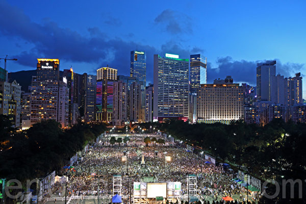 香港支聯會6月4日晚在維多利亞公園舉行六四燭光集會,大會宣布超過18萬人參加,是歷年來最多,支聯會呼籲民眾一起攜手平反六四,結束中共一黨專政,大批市民傍晚開始入場。(潘在殊/大紀元) 香港支聯會6月4日晚在維多利亞公園舉行六四燭光集會,大會宣布超過18萬人參加,是歷年來最多,支聯會呼籲民眾一起攜手平反六四,結束中共一黨專政,大批市民傍晚開始入場。(潘在殊/大紀元)