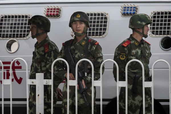 2014年6月4日，北京天安门广场如临大敌，戒备森严，处于半封闭状态，到处都是荷枪实弹的武警及警察便衣。(Kevin Frayer/Getty Images)