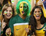 澳洲足球迷为国家队加油。5月26日，在澳洲ANZ体育场举行澳洲和南非队国际友谊赛。（Mark Metcalfe／Getty  Images）