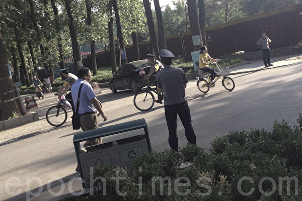圖說:6月3日,北京清華大學附近街上,警察人數多過平民。(周鋒鎖提供) 圖說:6月3日,北京清華大學附近街上,警察人數多過平民。(周鋒鎖提供)