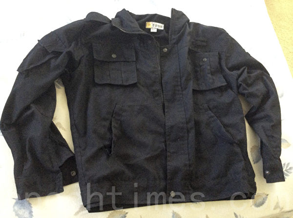 圖說:周鋒鎖為了紀念六四穿的是黑衣服,臨走時錯拿了這件黑色警察服。後來要還給警察,警察不收。(周鋒鎖提供) 圖說:周鋒鎖為了紀念六四穿的是黑衣服,臨走時錯拿了這件黑色警察服。後來要還給警察,警察不收。(周鋒鎖提供)