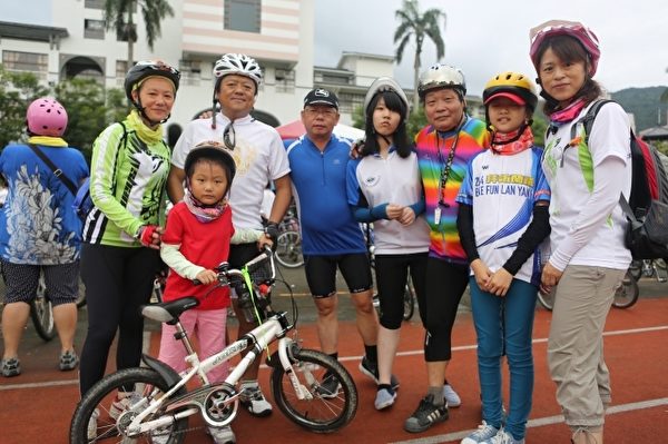 来自新北市的亲子逍遥游家族揪团一行8人。(曾汉东/大纪元) 来自新北市的亲子逍遥游家族揪团一行8人。(曾汉东/大纪元)