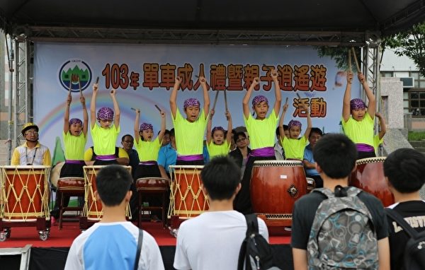 三民国小鼓乐队精彩演出。(曾汉东/大纪元) 三民国小鼓乐队精彩演出。(曾汉东/大纪元)