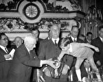 国际足球协会（FIFA）的主席雷米特（左）1938年5月在巴黎为即降开始的世界杯比赛抽签。（STAFF/AFP/Getty Images）