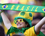 6月12日世界杯揭幕战，东道主巴西队迎战克罗地亚队，巴西球迷期望巴西再次捧回大力神杯。（Christopher Lee/Getty Images）