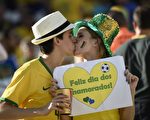到现场看球的巴西球迷。(ODD ANDERSEN/AFP)