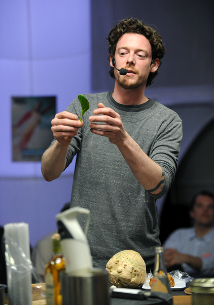 In de Wulf主廚Kobe Desramaults在演示製作料理 (JOHN THYS/AFP/Getty Images) In de Wulf主廚Kobe Desramaults在演示製作料理 (JOHN THYS/AFP/Getty Images)