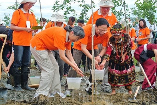 行政院长江宜桦与夫人及排湾族小公主进行林区植树。(郑池南 /大纪元) 行政院长江宜桦与夫人及排湾族小公主进行林区植树。(郑池南 /大纪元)