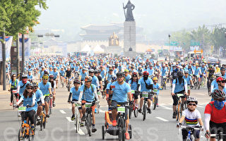 组图：韩国首尔自行车大游行 倡节能减排