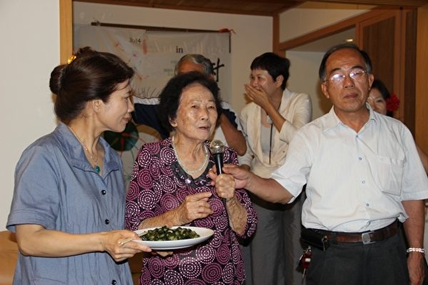 林锡忠乡长的妈妈(中)介绍腌制小黄瓜的方法。(谢月琴/大纪元) 林锡忠乡长的妈妈(中)介绍腌制小黄瓜的方法。(谢月琴/大纪元)