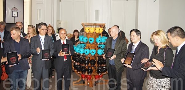 台湾有点灯、祈福的仪式,开幕式上,巴黎第四区区长理查德(Christophe Richard)、驻法台北代表处吕庆龙大使等人开启点燃了转心瓶的按钮。(李归燕/大纪元) 台湾有点灯、祈福的仪式,开幕式上,巴黎第四区区长理查德(Christophe Richard)、驻法台北代表处吕庆龙大使等人开启点燃了转心瓶的按钮。(李归燕/大纪元)