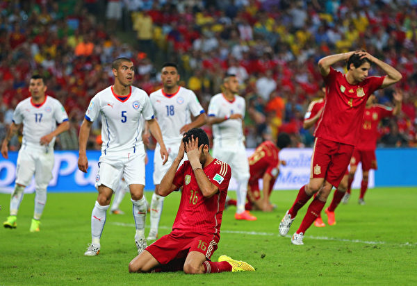 下半时,西班牙球员布斯克茨错失良机,掩面跪地。(Jamie Squire/Getty Images) 下半时,西班牙球员布斯克茨错失良机,掩面跪地。(Jamie Squire/Getty Images)