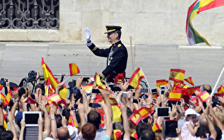 新国王登基 西班牙人欢庆