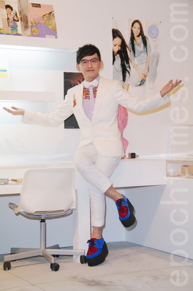 黄子佼于6月20日出席台北金曲25周年特展开展记者会,特别将他的书房搬到现场,秀出其珍藏多年的音乐周边商品。(黄宗茂/大纪元) 黄子佼于6月20日出席台北金曲25周年特展开展记者会,特别将他的书房搬到现场,秀出其珍藏多年的音乐周边商品。(黄宗茂/大纪元)