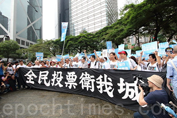 佔中三子與陳日君樞機帶領的毅行者齊聚香港中環遮打花園舉行全民公投啟動禮,呼籲港人踴躍投票,爭取真普選。(蔡雯文/大紀元) 佔中三子與陳日君樞機帶領的毅行者齊聚香港中環遮打花園舉行全民公投啟動禮,呼籲港人踴躍投票,爭取真普選。(蔡雯文/大紀元)