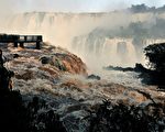 雨季时，巴西伊瓜苏瀑布流量大气势磅礡。（NORBERTO DUARTE／AFP／Getty Images）