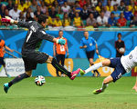 法国的本泽马（右）攻入个人在本届杯赛中的第4粒进球。(Christopher Lee/Getty Images)