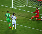 尼日利亚的奥德姆温吉接队友横传，门前推射。(Clive Brunskill/Getty Images)