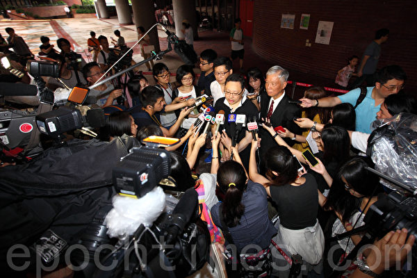 無懼中共和港府的打壓,香港「6·22」全民公投在6月20日啟動電子投票後,在6月22日正式進入實體投票階段;截至下午5時,連同實體票站投票數字,已有逾64萬7千人投票,民意空前踴躍。(潘在殊/大紀元) 無懼中共和港府的打壓,香港「6·22」全民公投在6月20日啟動電子投票後,在6月22日正式進入實體投票階段;截至下午5時,連同實體票站投票數字,已有逾64萬7千人投票,民意空前踴躍。(潘在殊/大紀元)
