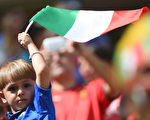 2014年6月20日，意大利小足球迷为国家队助威。
（EMMANUEL DUNAND／AFP）
