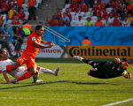 罗本带球长驱直入杀入对方左路禁区传中，跟进的德佩在中路抢点破门，荷兰2-0智利。(Clive Rose/Getty Images)
