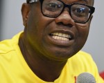 加纳足协主席Kwesi Nyantakyi在6月23日的新闻发布会中回应,他们将起诉英国《每日电讯报》声称他同意加纳国家队在两项假比赛中出场的不实指控。(CARL DE SOUZA/AFP/Getty Images)