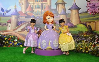 左左右右巧扮小公主 当迪士尼导览嘉宾