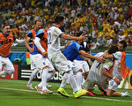 希腊队员在比赛结束前的最后一刻，起死回生，那种喜悦，只有队友们最了解。  
( Laurence Griffiths/Getty Images)