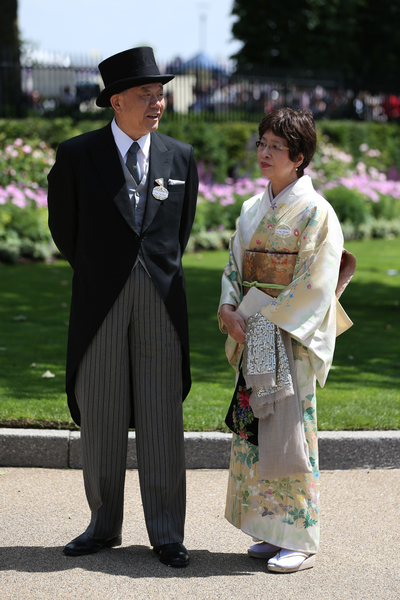 日本觀眾以國賓禮服來觀看賽馬會(Steve Bardens/Getty Images) 日本觀眾以國賓禮服來觀看賽馬會(Steve Bardens/Getty Images)