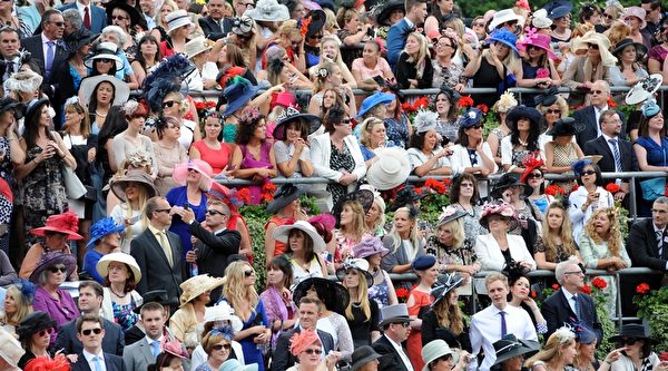 「女士日」(6月19日)的賽馬會看台(Stuart C. Wilson/Getty Images) 「女士日」(6月19日)的賽馬會看台(Stuart C. Wilson/Getty Images)