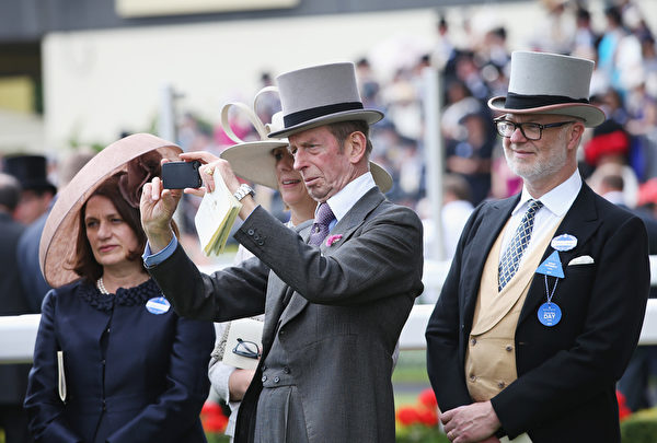 肯特公爵愛德華王子(中)在觀看比賽(Chris Jackson/Getty Images for Ascot Racecourse) 肯特公爵愛德華王子(中)在觀看比賽(Chris Jackson/Getty Images for Ascot Racecourse)