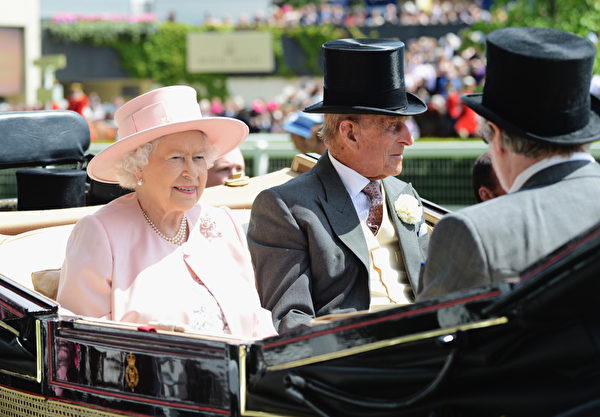 女王與菲利普親王乘坐馬車抵達賽場(Kirstin Sinclair/Getty Images for Ascot Racecourse) 女王與菲利普親王乘坐馬車抵達賽場(Kirstin Sinclair/Getty Images for Ascot Racecourse)