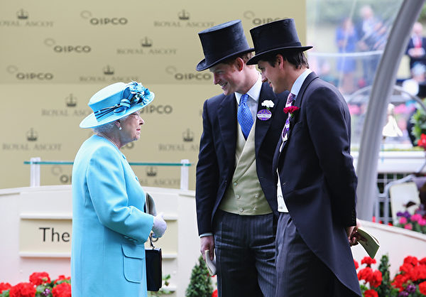 女王與哈利王子(中)及友人(Chris Jackson/Getty Images for Ascot Racecourse) 女王與哈利王子(中)及友人(Chris Jackson/Getty Images for Ascot Racecourse)
