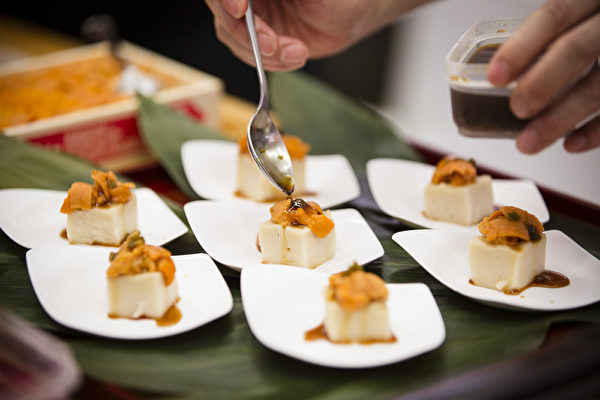 由新唐人电视台和大纪元时报联合举办的亚洲美食节暨中国菜厨技大赛，6月25日在纽约时代广场隆重开幕。（爱德华／大纪元）