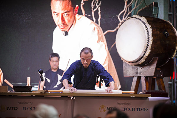 由新唐人电视台和大纪元时报联合举办的亚洲美食节暨中国菜厨技大赛，6月25日在纽约时代广场隆重开幕。（爱德华／大纪元）