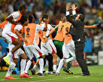 6月14日，在与乌拉圭的对决中，哥斯达黎加以3-1的优势拔得头筹，球员兴奋庆祝，主帅平托（Jorge Luis Pinto）仰空欢呼。（Laurence Griffiths／Getty Images）