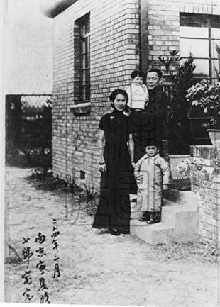 梁寒操及其夫人公子在南京寓邸合影(作者提供) 梁寒操及其夫人公子在南京寓邸合影(作者提供)