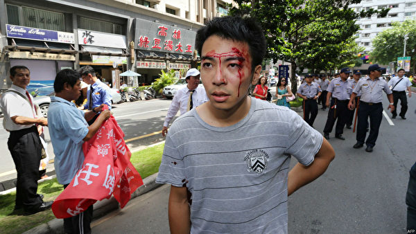 中共国台办主任张志军27日南下高雄参访,并与高雄市长陈菊见面。汉来巨蛋场外抗议人士与警方发生推挤,有人挂彩血流满面。(AFP) 中共国台办主任张志军27日南下高雄参访,并与高雄市长陈菊见面。汉来巨蛋场外抗议人士与警方发生推挤,有人挂彩血流满面。(AFP)