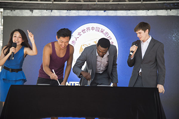 由新唐人電視台和大紀元時報聯合舉辦的亞洲美食節與第六屆全世界中國菜廚技大賽,6月26日在紐約時代廣場隆重舉行。(戴兵/大紀元) 由新唐人電視台和大紀元時報聯合舉辦的亞洲美食節與第六屆全世界中國菜廚技大賽,6月26日在紐約時代廣場隆重舉行。(戴兵/大紀元)