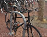 舊金山市場街上多重防護的自行車 (楊帆/大紀元)