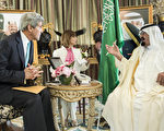 美國國務卿凱瑞(John Kerry,左)與沙烏地阿拉伯國王阿布杜拉(Abdullah,右)6月27日在伊拉克危機會議上,討論全球石油供應的問題。(BRENDAN SMIALOWSKI/AFP)