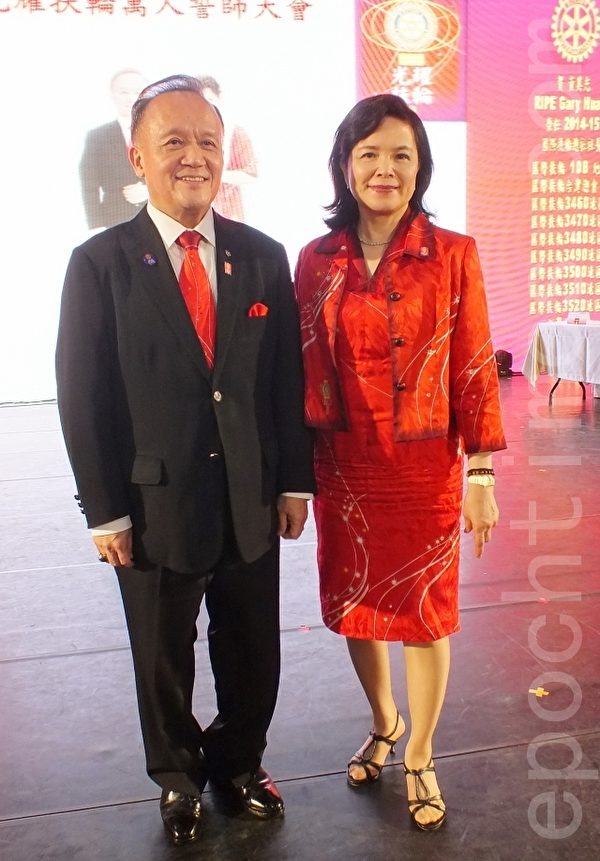 国际扶轮史上首位当选国际扶轮社长的台湾人黄其光(左),太座姚世蕾陪他世界走透透,齐心应付不同挑战,黄其光说:“太太才是我成功的那一把钥匙!”(黄玉燕/大纪元) 国际扶轮史上首位当选国际扶轮社长的台湾人黄其光(左),太座姚世蕾陪他世界走透透,齐心应付不同挑战,黄其光说:“太太才是我成功的那一把钥匙!”(黄玉燕/大纪元)