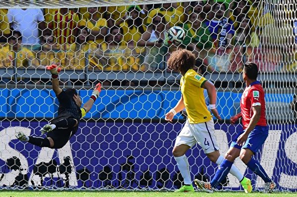 6月28日巴西同智利的世界杯16强首场对阵中，由在后门柱接应的4号大卫·路易斯垫射破门，东道主取得1-0领先。(MARTIN BERNETTI/AFP/Getty Images)