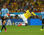 RIO DE JANEIRO, BRAZIL - JUNE 28:  Jackson Martinez of Colombia controls the ball as Christian Stuani of Uruguay looks on during the 2014 FIFA World Cup Brazil round of 16 match between Colombia and Uruguay at Maracana on June 28, 2014 in Rio de Janeiro, Brazil.  (Photo by Jamie Squire/Getty Images)