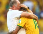 6月28日，巴西内马尔（Neymar）在PK大战中踢进致胜的一球，赛后抱着教头斯柯拉里（Luiz Felipe Scolari）大哭。（Ronald Martinez／Getty Images）