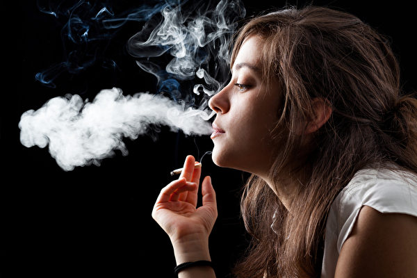 香烟的烟雾进入血液循环会加速皮肤老化。(fotolia.com) 香烟的烟雾进入血液循环会加速皮肤老化。(fotolia.com)